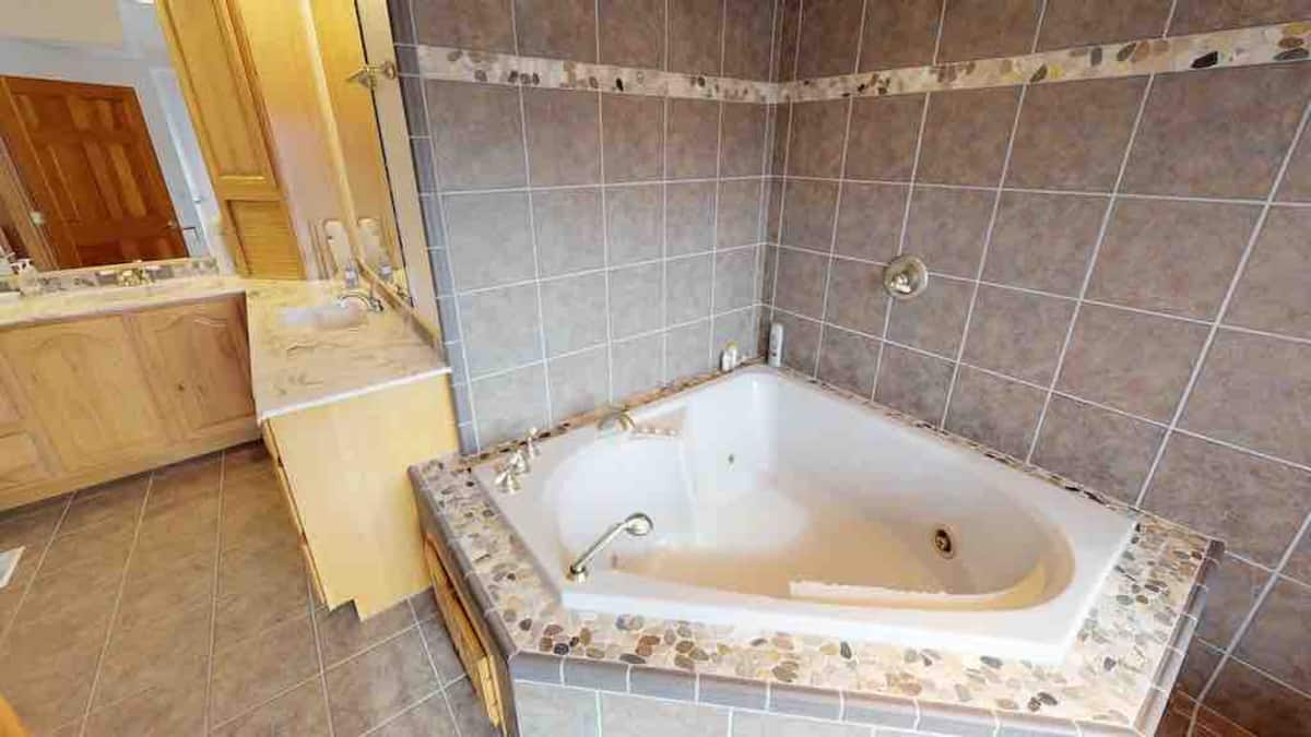 Master ensuite with jetted jacuzzi tub