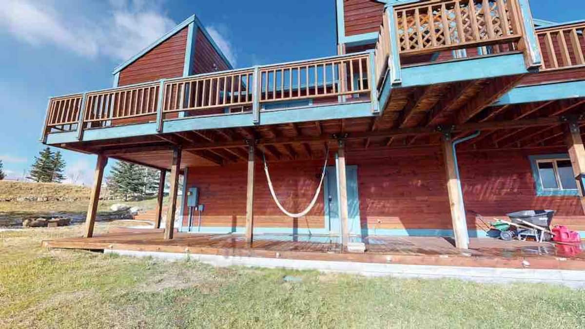 Lower covered deck with hammock