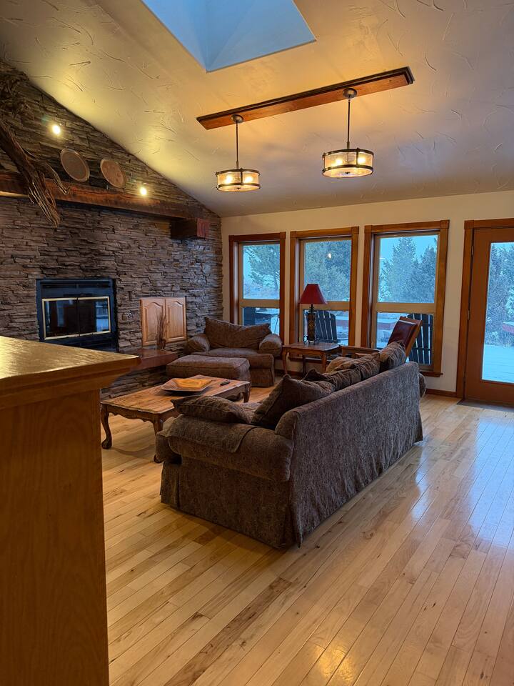 Great room with vaulted ceiling and pendant lights